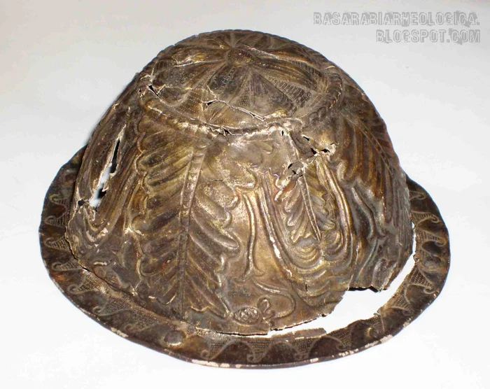 SURSA: BASARABIAARHEOLOGICA.BLOGSPOT.COM Cea de-a doua faleră