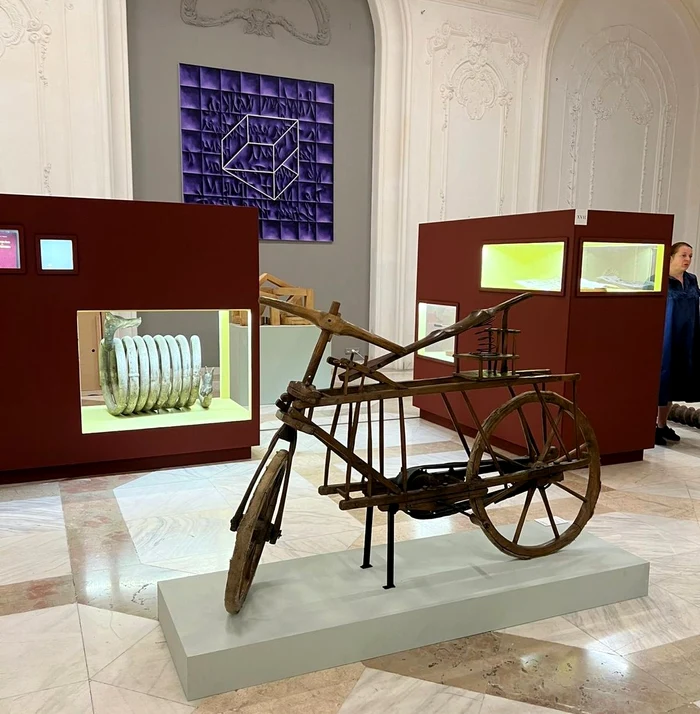 Expoziția „Răsucirea. Triumful provinciei, amurgul imperiilor”, la Muzeul Național de Artă Contemporană (foto: Muzeul Municipiului Bucureşti)