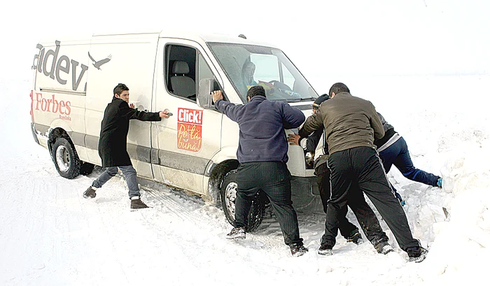 Am rămas înzăpeziţi, astfel că  am avut nevoie de ajutoare  ca să ne continuăm drumul