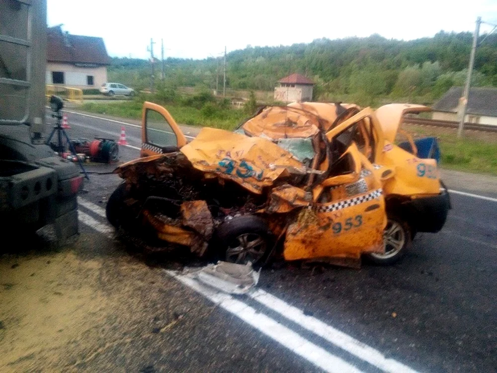 În urma impactului, atât taximetristul, cât şi pasagerul au murit pe locFoto: ISU PRAHOVA