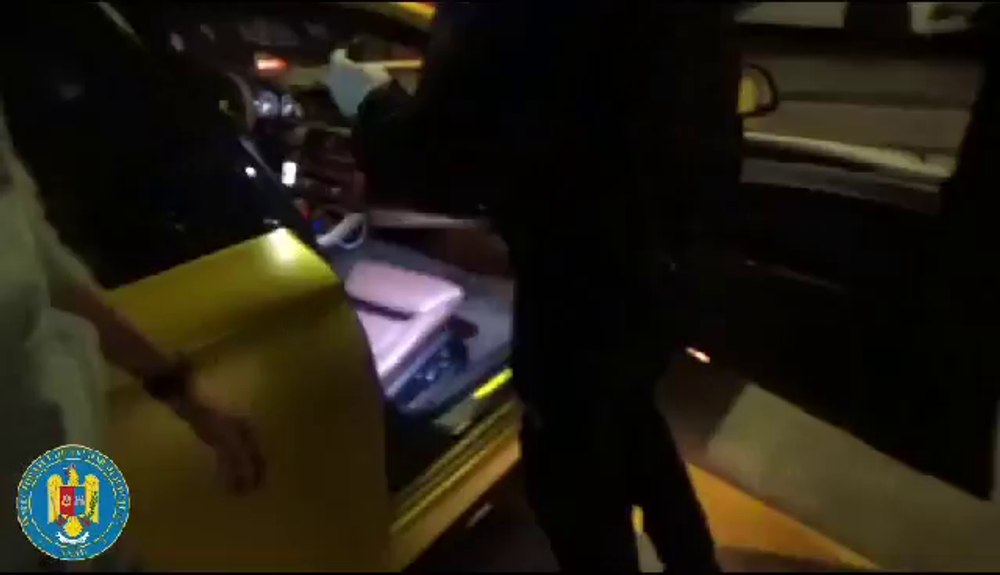 Cu pistolul în mașină, în parcare la mall. Arma era deținută ilegal, iar explicația proprietarului e uimitoare VIDEO 