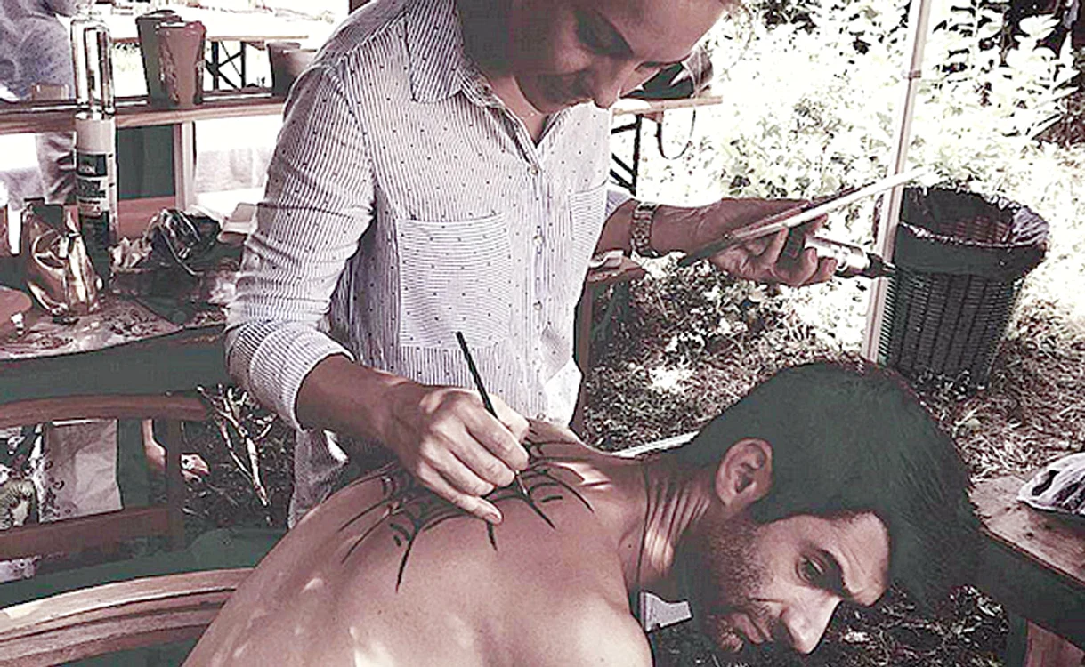 
    Paul şi-a tatuat  un păianjen pe  spate pentru un  rol de băiat rău  