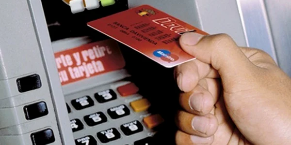 Un bancomat din Mediaş a fost spart şi hoţii au fugit cu aproximativ un miliard de lei vechi