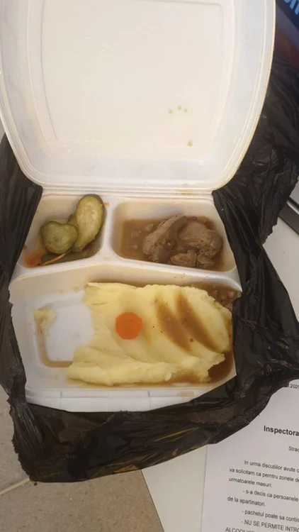 „Ăsta e prânzul de azi. Plus nişte zoaie pe post de supă” - se plânge un bărbat carantinat la Cluj-Napoca. FOTO: Arhivă personală