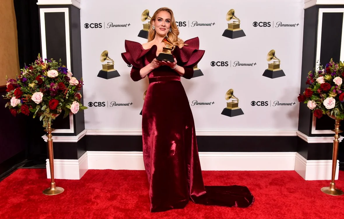 Adele a ales o rochie din catifea de la Louis Vuitton (GettyImages)