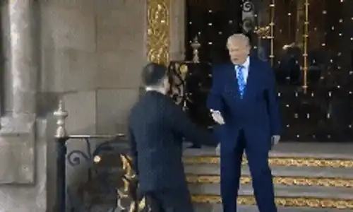 Brando Republic   President Trump welcomes Ukrainian President Zelensky to Mar a Lago f    kMVE6V 3 (1) gif