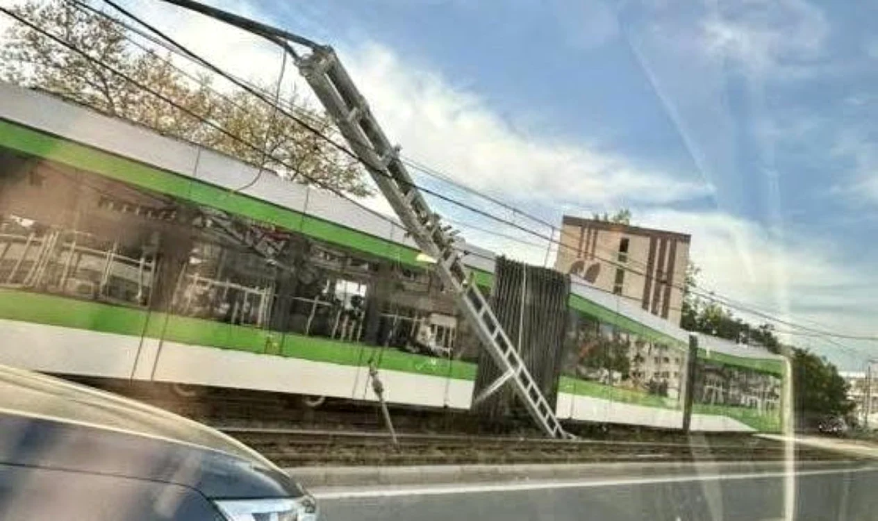 Un tramvai a deraiat de pe șine pe Valea Cascadelor din București / foto: Facebook