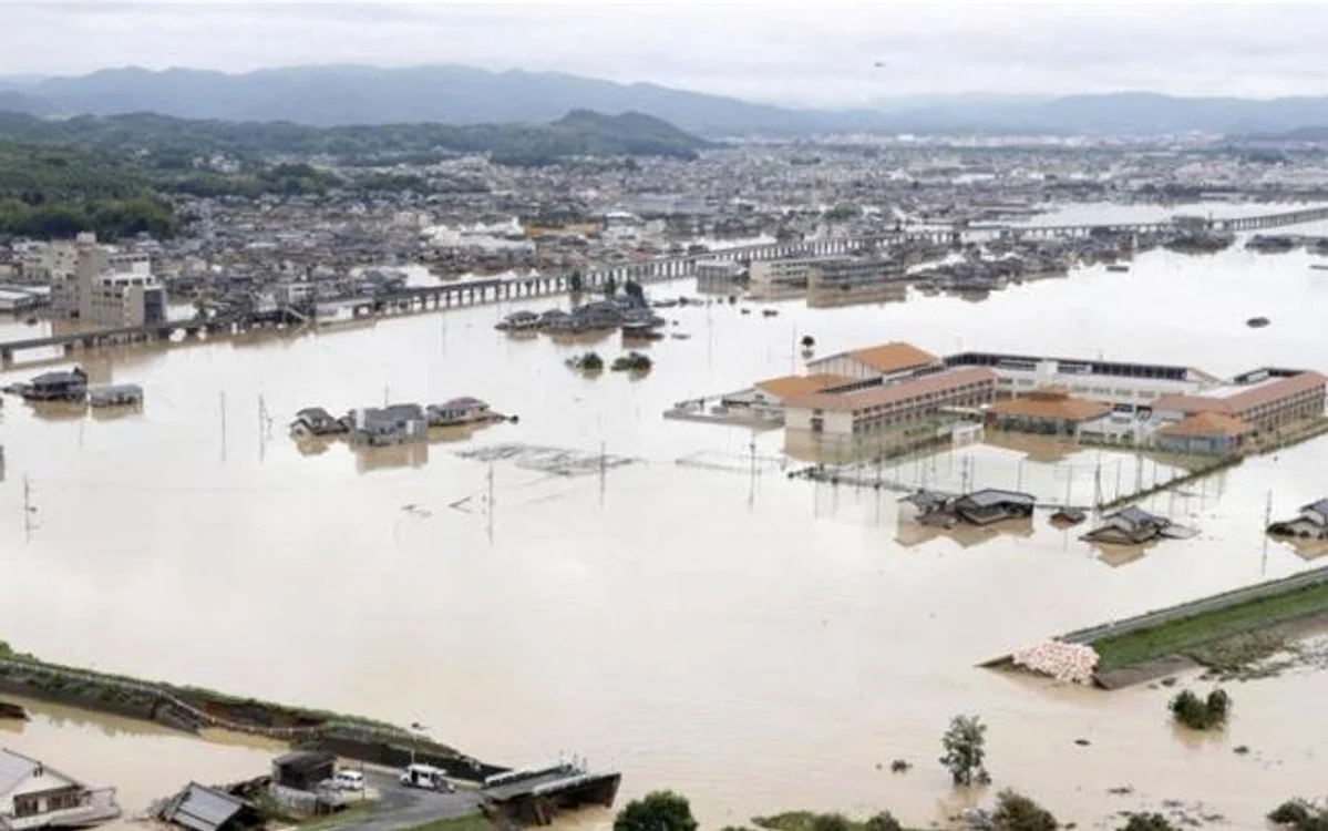 Mii de japonezi au fost evacuaţi din cauza inundaţiilor FOTO Facebook