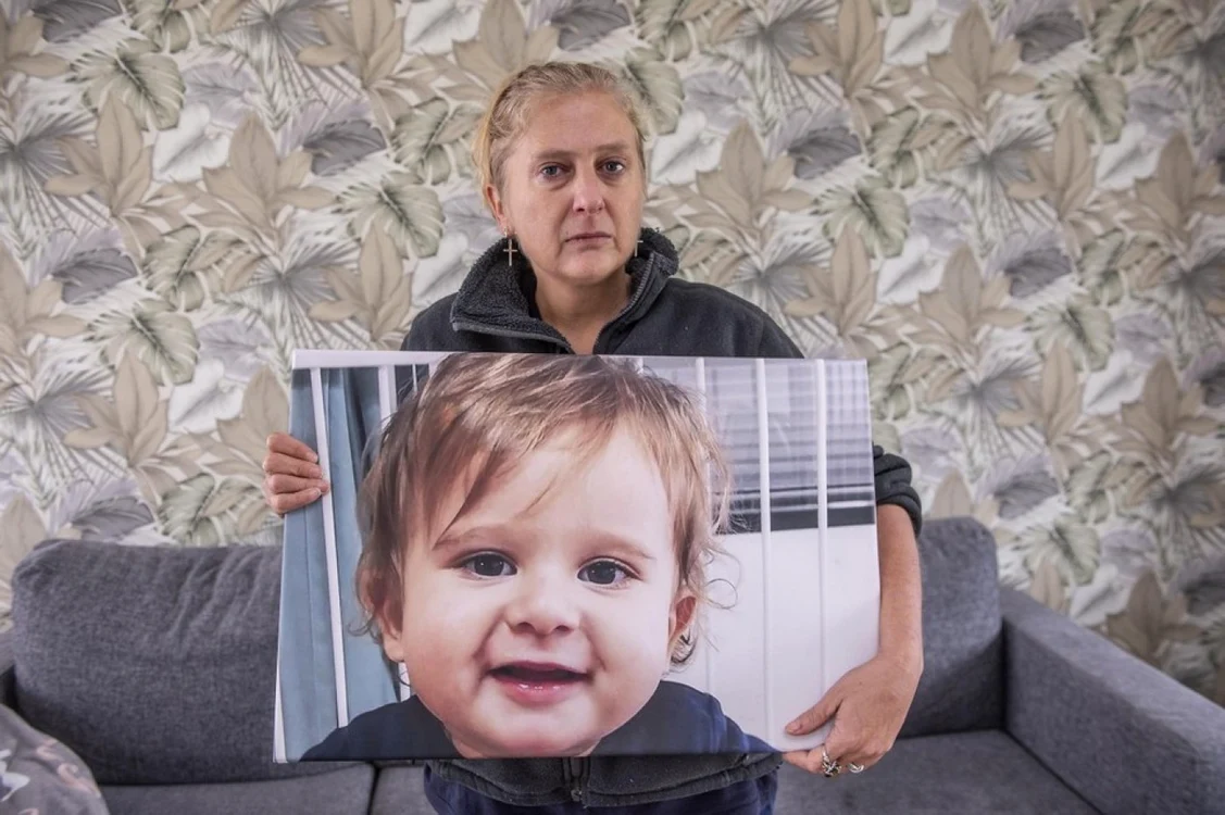 FOTO: Het Nieuwsblad - Mama lui Dean Verberckmoes, cu un portret al fiului său dispărut săptămâna trecută