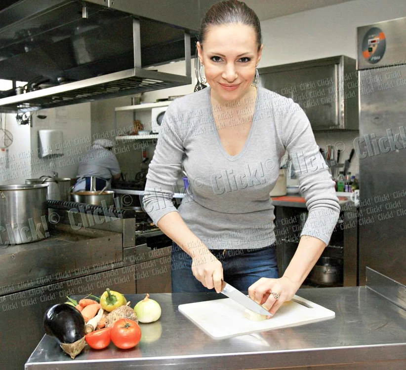 
    Îi place foarte mult să gătească. Pentru ea,  gătitul înseamnă  relaxare şi ar da  oricând mâncarea  de la restaurant în  schimbul unei mese  preparate în casă (Fotografii: Lucian Muntean)  