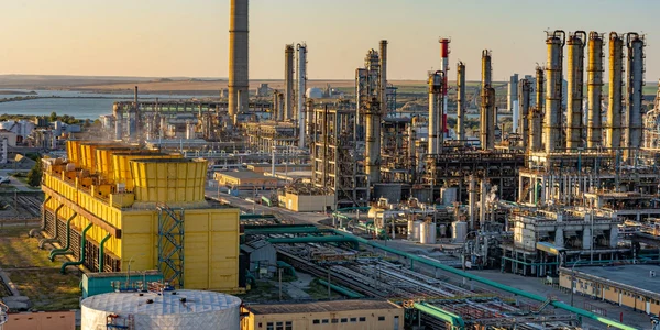 refinery instalations complex 1 1547 1600 80 bigger jpg