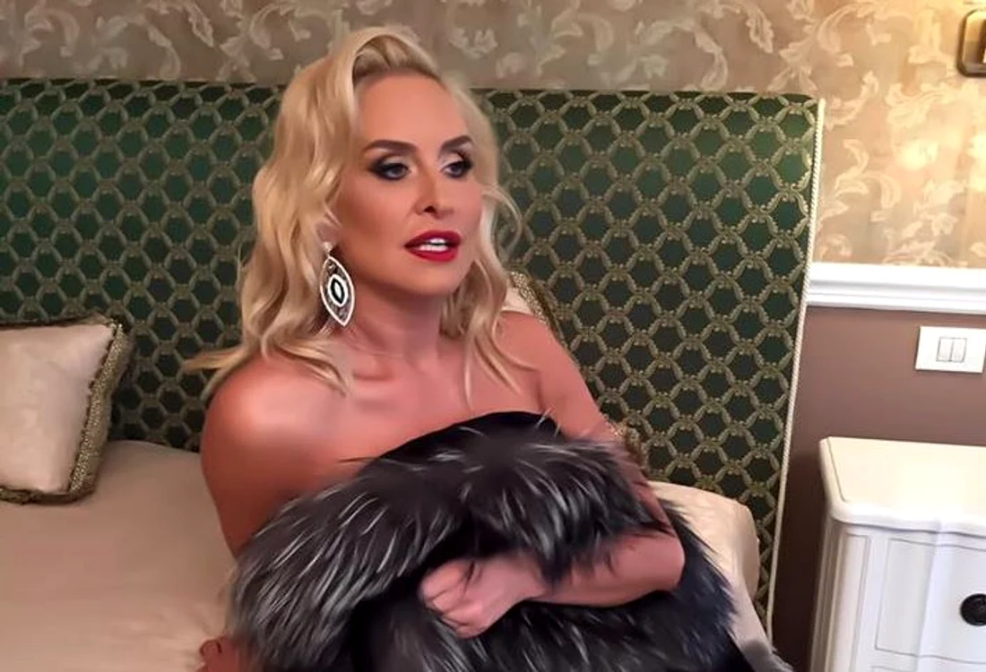 
    Blonda și-a aruncat, apoi, sutienul pe pernăfoto: Arhiva Personală  