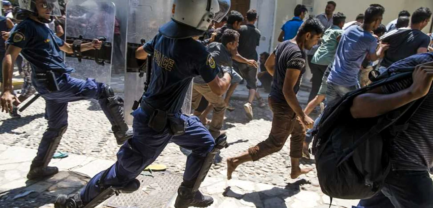 Confruntări între poliţie şi imigranţi pe Insula Kos FOTO AP
