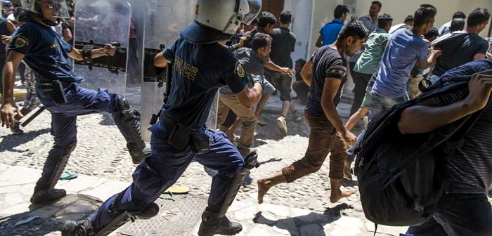 Confruntări între poliţie şi imigranţi pe Insula Kos FOTO AP