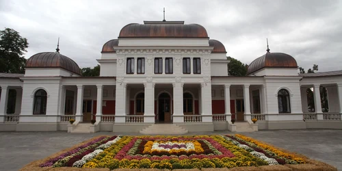 Mii de flori în fața Cazinoului din Cluj