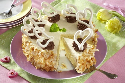 tort cu crema si fulgi de migdale jpeg