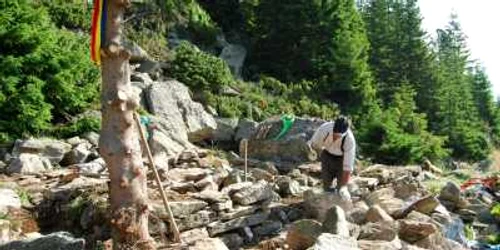 Voluntarii au muncit toată vara ca să readucă vârful Godeanu în atenția turiștilor 