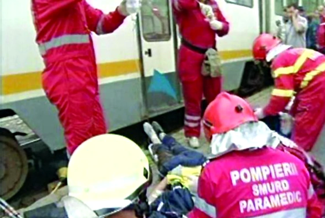 Un bărbat a fost călcat de tramvai pe Bd.  Aerogării, după ce s-a dezechilibrat pe refu- giu. Acum se zbate între viaţă şi moarte.