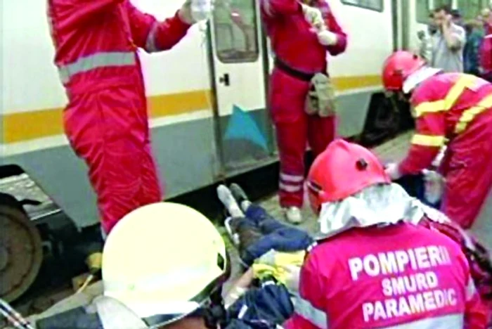 Un bărbat a fost călcat de tramvai pe Bd. Aerogării, după ce s-a dezechilibrat pe refu- giu. Acum se zbate între viaţă şi moarte.