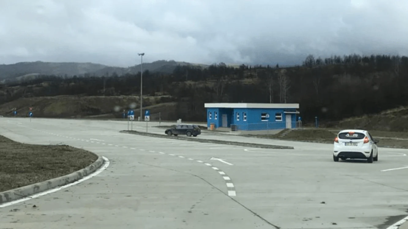 
    Pe harta României apar toate parcările și spațiile de servicii existente în rețeaua rutieră  