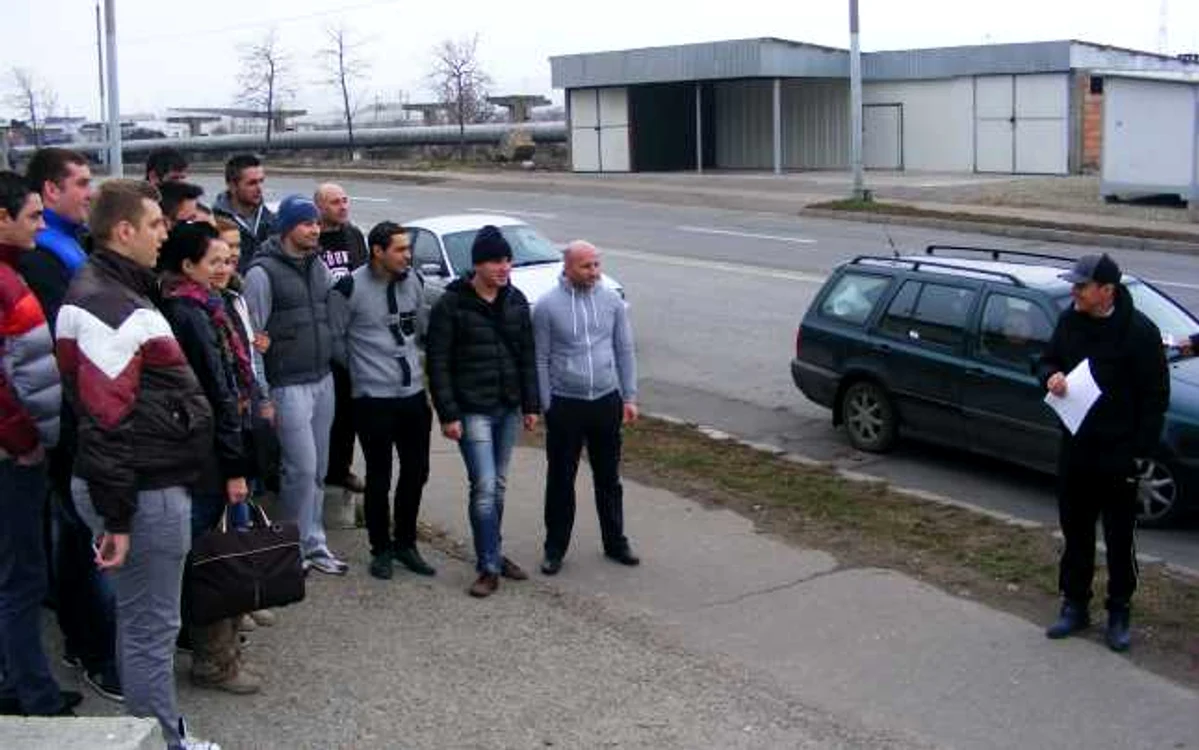 Cei 30 de tineri muncitori, alăturide Cornel Stroescu, românul carele-a găsit de lucru în Germania FOTO Corina Macavei
