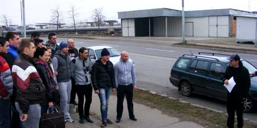 30 de tineri din meehdinti pleaca la munca in germania FOTO Corina Macavei 