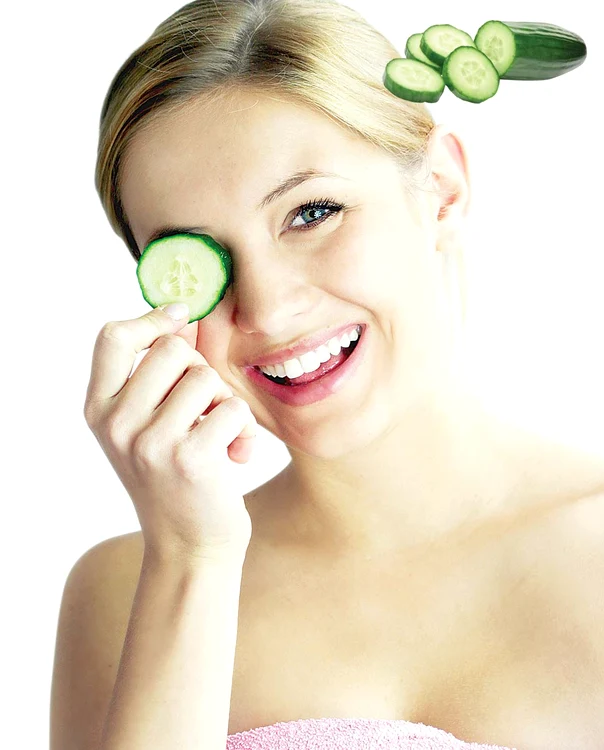 
    Castravete se poate  folosi cu succes şi  pentru tratamente cosmetice.  Ajută ochii obosiţi  