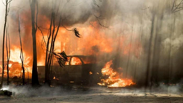 Incendiul a determinat autorităţile să treacă la evacuarea locuitorilor