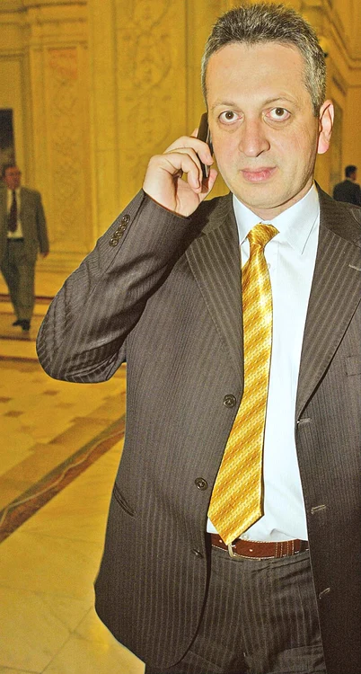 
    Fostul ministru stă în celulă cu fratele lui. Primeşte mâncarea la pat. Lucrează la birourile Penitenciarului. Scrie cărţiFoto: Andrei Balaban  