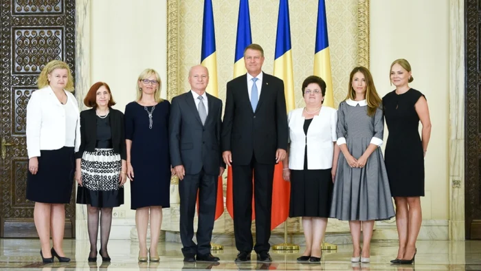 Ioana Tuduce (prima din stânga) a fost decorată de preşedintele Iohannis FOTO presidency.ro