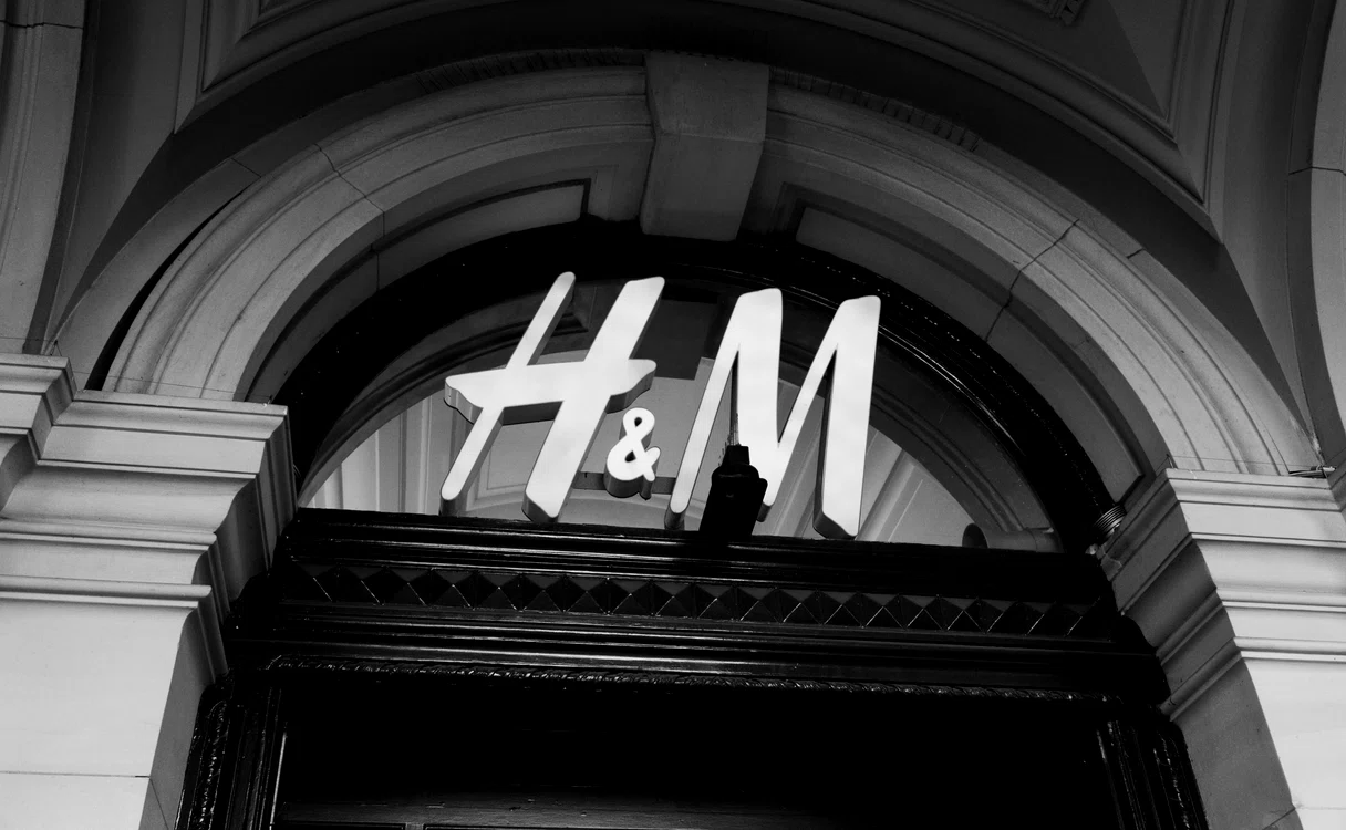 H&M închide 95 de magazine și renunță la un brand