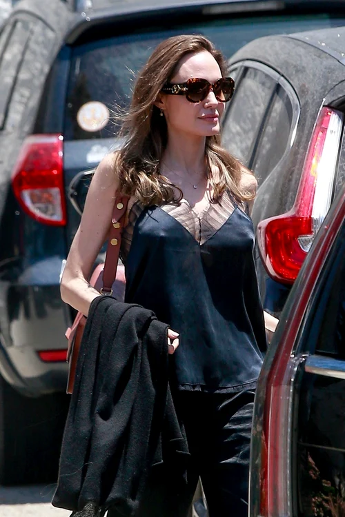 Angelina Jolie, în ținute sexy după despărțirea de Pitt