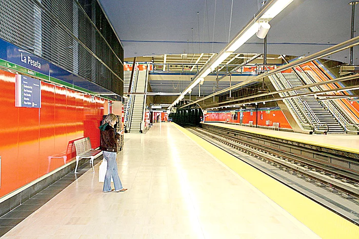 Madrid. Tarif călătorie: 8,8 lei. 2.311 trenuri, 1.694 de  scări rulante, 519 lifturi. Două staţii găzduiesc  muzee subterane, cu acces gratuit. Reţeaua are  293 km şi e în continuă extindere. 