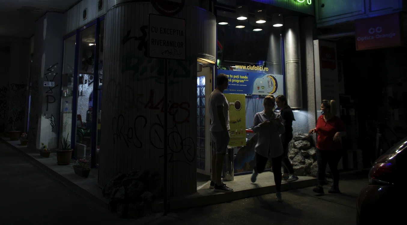 
    Era agitație azi-noapte în fața unui salon din BucureștiFoto: Inquam Photos  