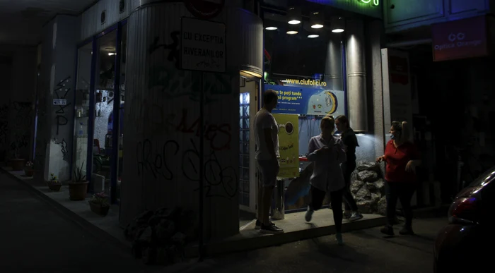 
    Era agitație azi-noapte în fața unui salon din BucureștiFoto: Inquam Photos  