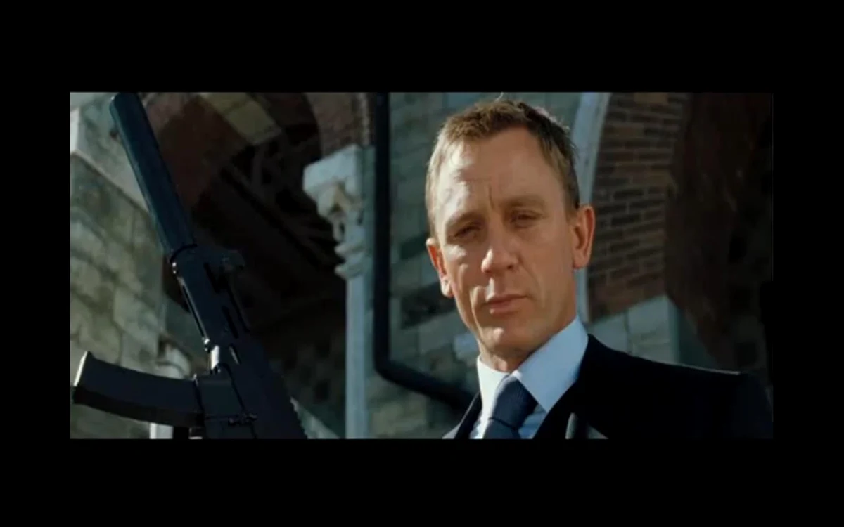 Daniel Craig, în postura lui James Bond