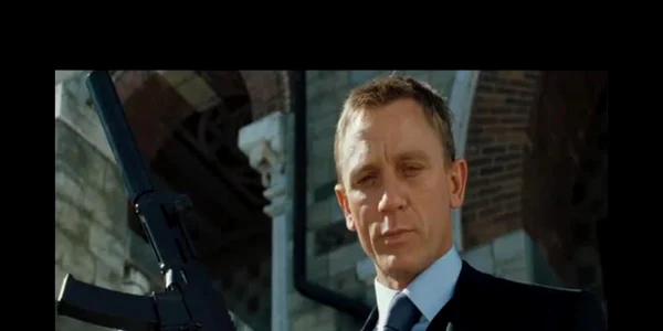 Daniel Craig, în postura lui James Bond