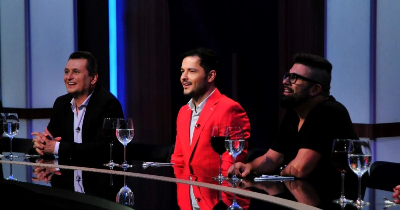 Nea Mărin şi
Liviu Vârciu vin la „Chefi la cuţite“ să îi jurizeze pe Sorin Bontea, Florin Dumitrescu
şi Cătălin Scărlătescu FOTO Antena 1