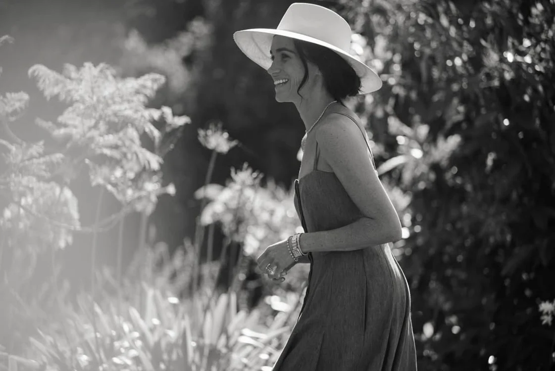 Meghan Markle alb negru la 44 de ani, Instagram As Ever Official png