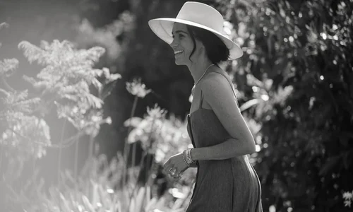 Meghan Markle alb negru la 44 de ani, Instagram As Ever Official png