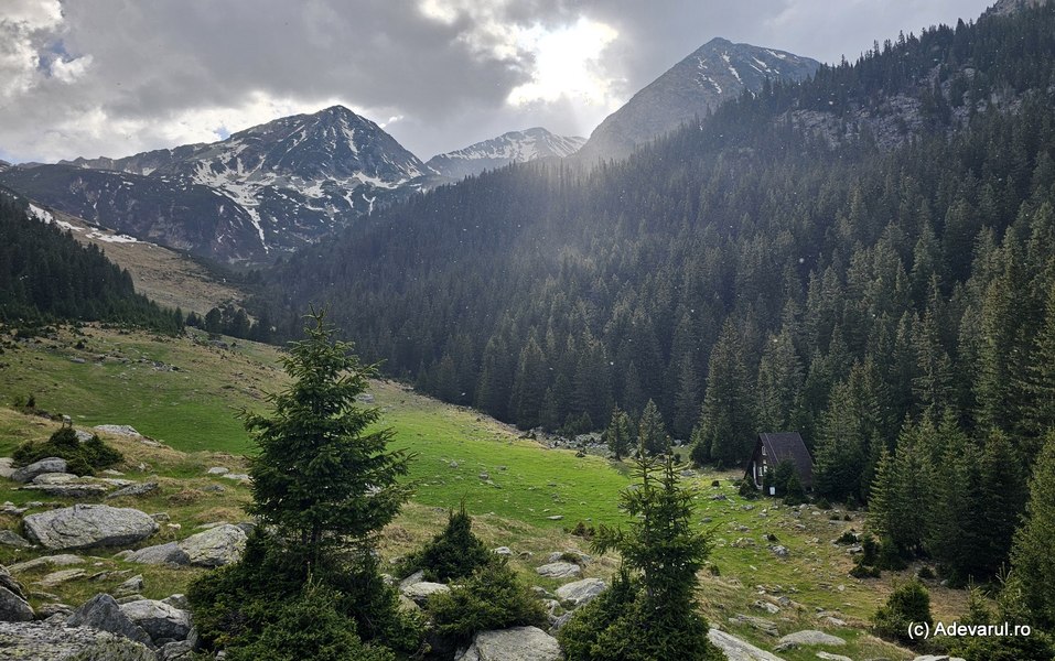 Stâna de Râu, colțul feeric al munților Retezat. De aici urcă potecile amețitoare spre crestele masivului   