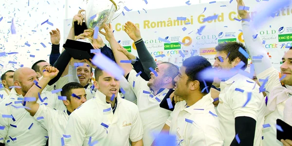 RCM Universitatea de Vest Timişoara şi trofeul câştigat zilele trecute. Foto: Sebastian Tătaru