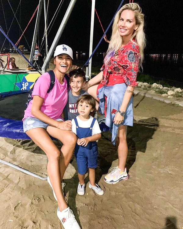 Claudia Pătraşcanu şi Andreea Bănică, împreună pe litoral