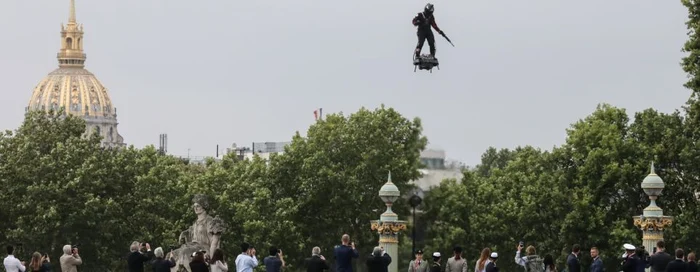 Franky Zapata, pe Flyboard Air, la parada de pe Champs-Elysees FOTO AFP / Ludovic Marin