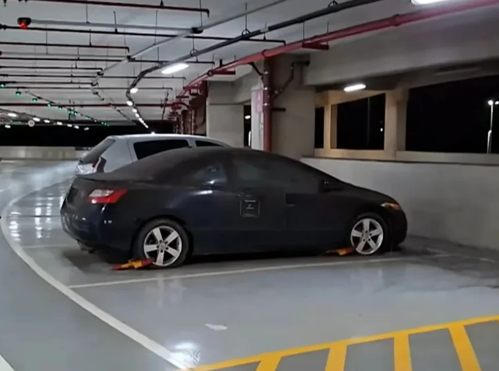 Misterul unei mașini abandonate într-un aeroport din Brazilia: taxele de parcare au ajuns la 35.000 de dolari. De ce nu poate fi ridicată