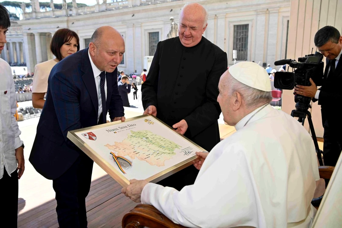 Prteşedintele CJ Bacău şi Papa Francisc FOTO Valentin Ivancea
