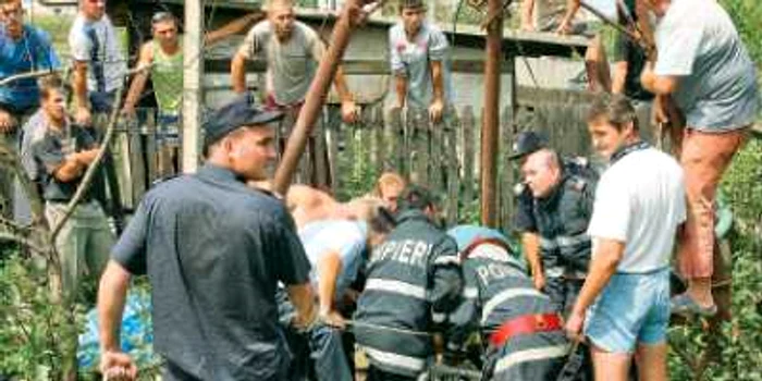 Tatăl şi fiul, morţi în propria fântână