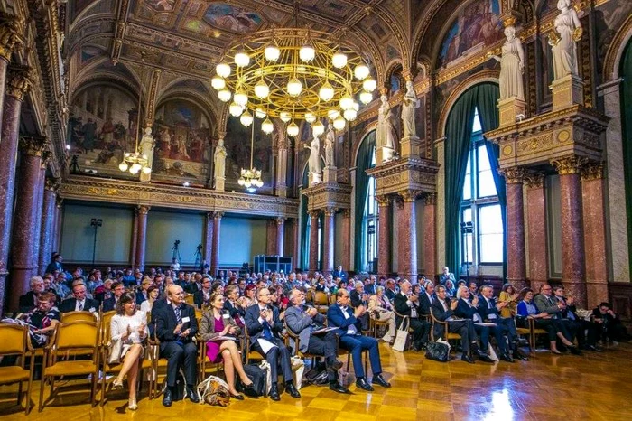 Sala principală a Academiei de Știinţe din Budapesta a găzduit Simpozionul „1956. Context,  impact,  memorie”,  organizat de Reţeaua Europeană pentru Memorie şi Solidaritate