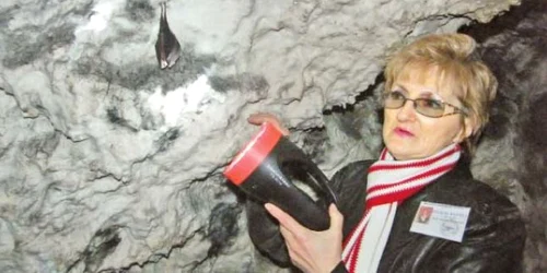 Felicia Bantea, ghidul peşterii Polovragi, împreună cu liliacul Soni  