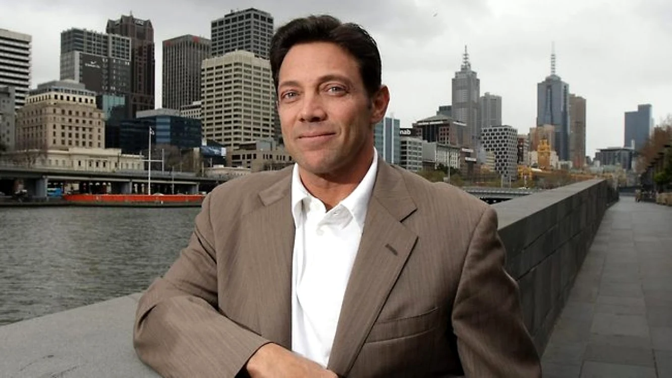 Jordan
Belfort, interpretat de Leonardo DiCaprio în filmul „Lupul de pe
Wall Street“, a fost fondatorul şi preşedintele firmei de
investiţii bancare Stratton Oakmont care, între 1989 şi 1997, a
realizat profituri considerate scandaloase